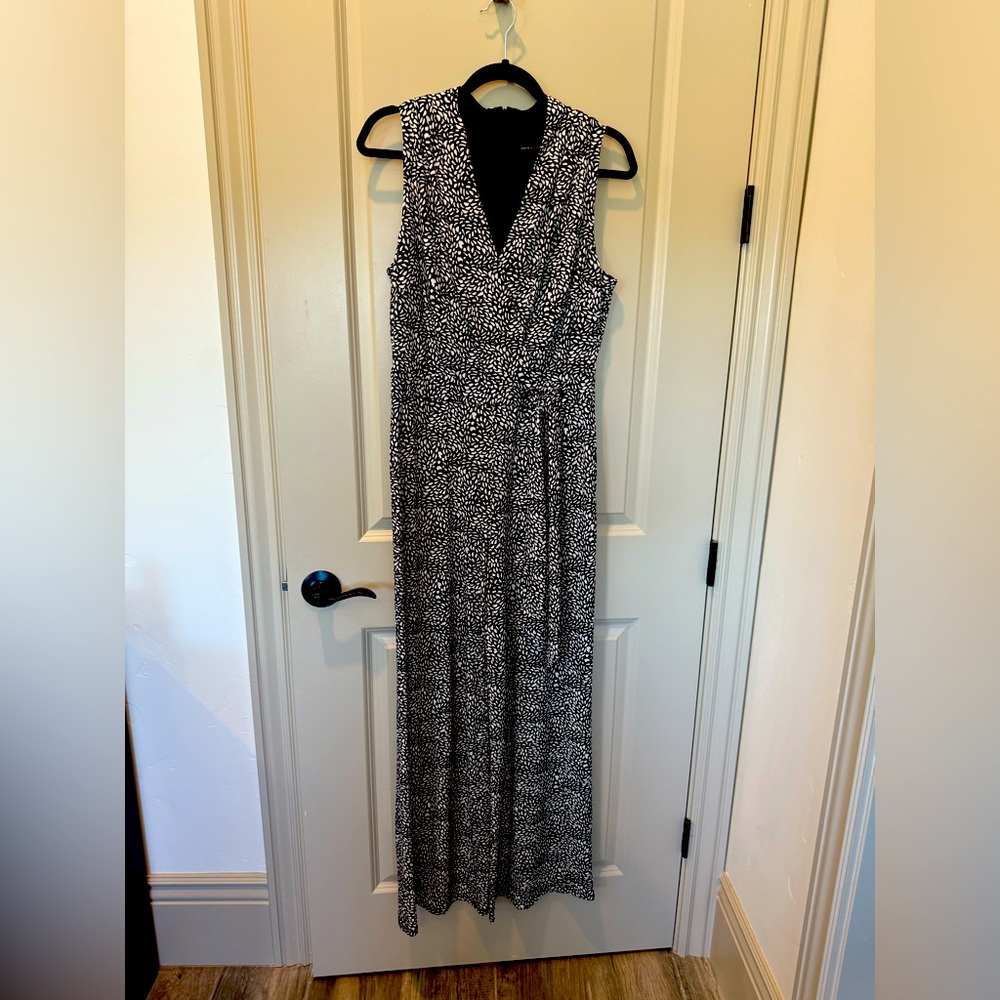 Super popular jumpsuit. Feminine features. Size 10/12 M - Picture 1 of 12